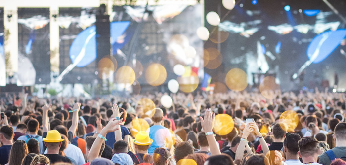 夏のイベントで野外にいる様子