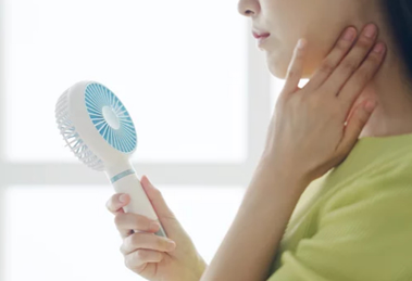 ファンディーファンを使う女性