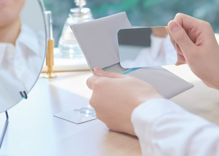 アパレル、飲食店のショップカードにもなるカードミラーのご紹介。