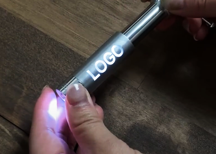 ブランドロゴが光る！？PR効果が高いカラビナ付きLEDライトのご紹介